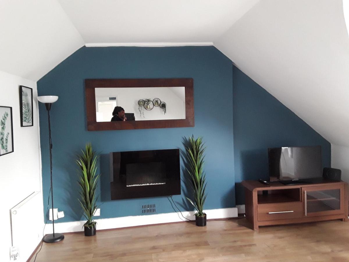 Stunning 1-Bed Apartment In Лондон Екстериор снимка