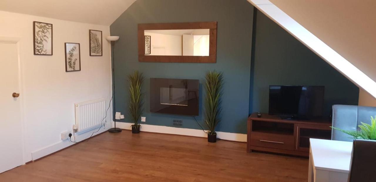 Stunning 1-Bed Apartment In Лондон Екстериор снимка