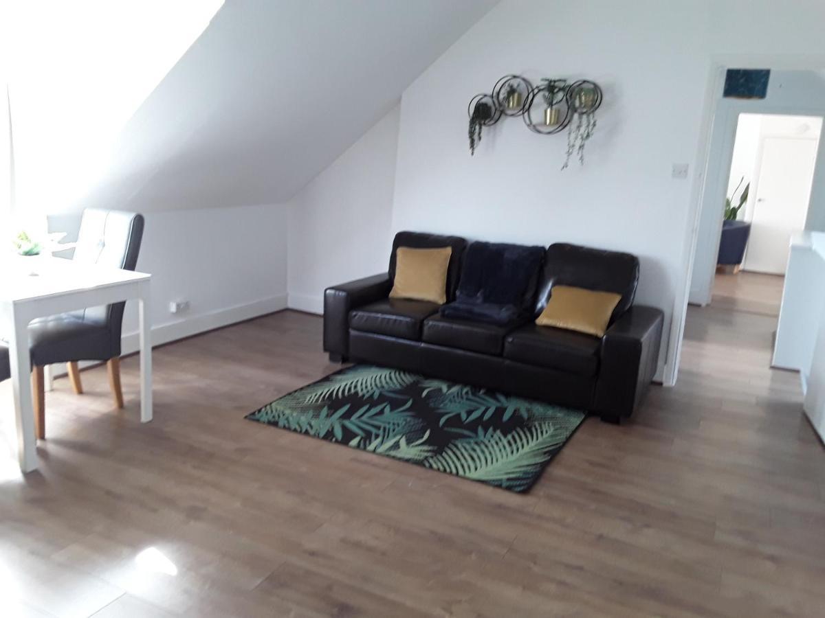 Stunning 1-Bed Apartment In Лондон Екстериор снимка
