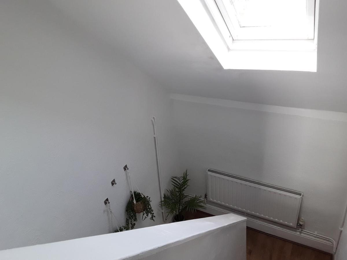 Stunning 1-Bed Apartment In Лондон Екстериор снимка