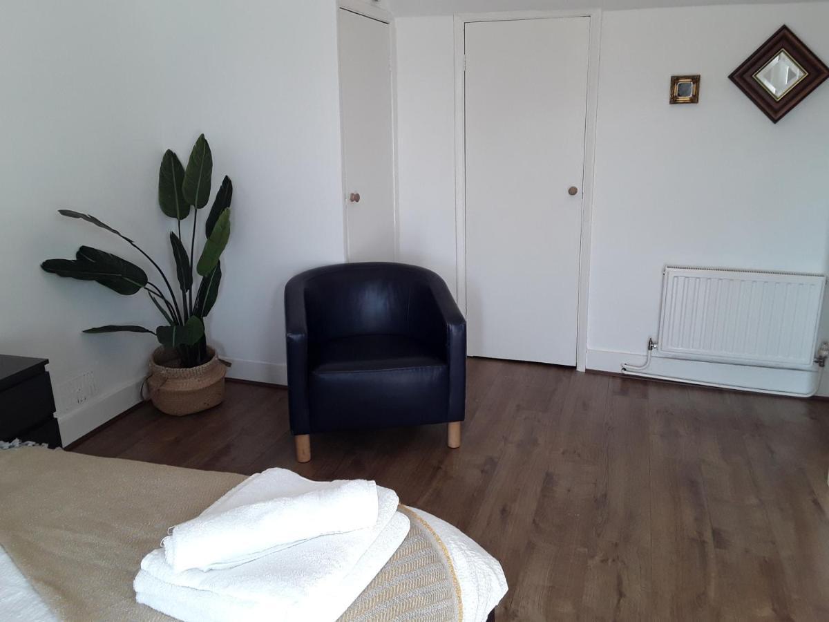 Stunning 1-Bed Apartment In Лондон Екстериор снимка
