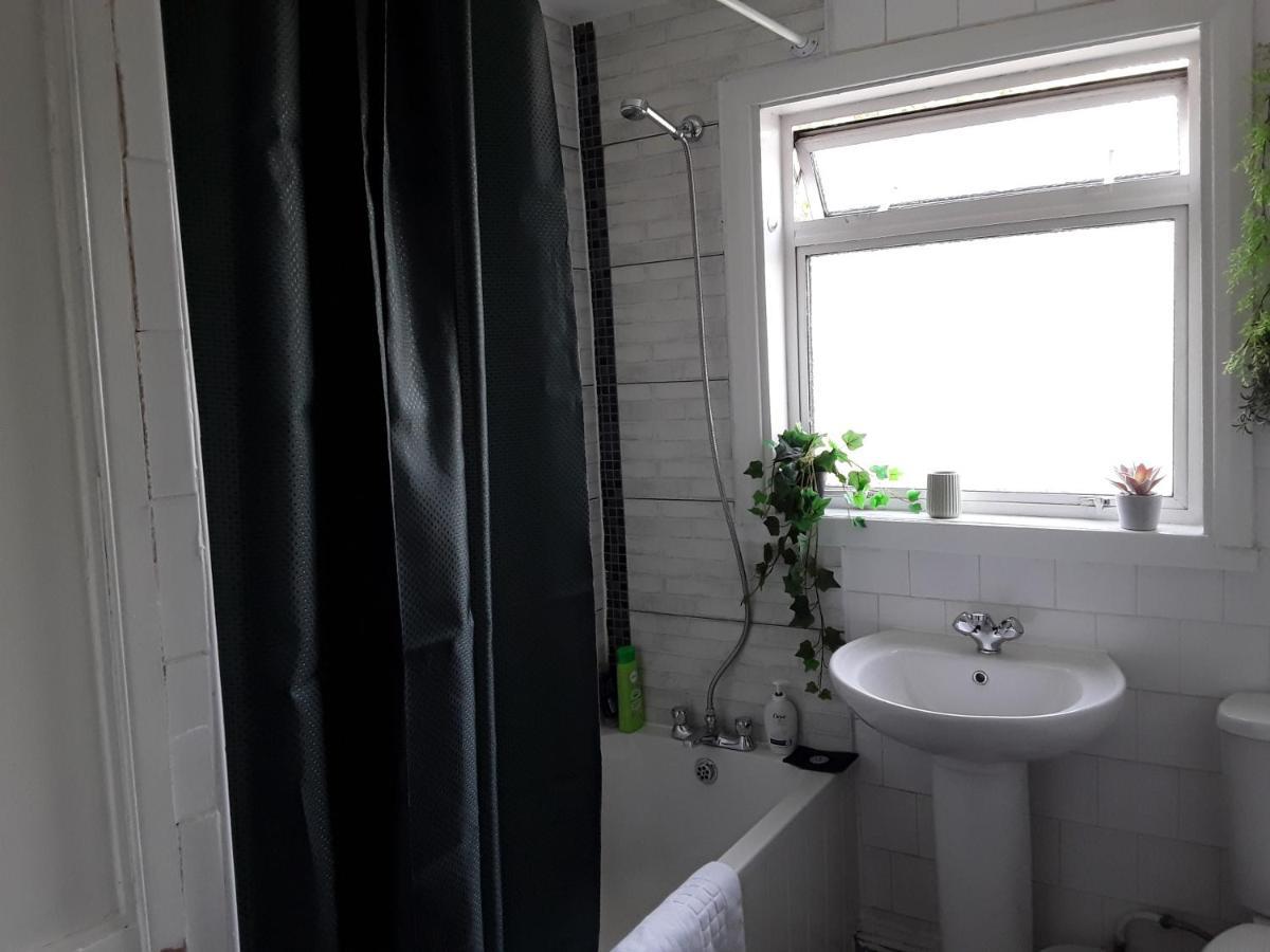 Stunning 1-Bed Apartment In Лондон Екстериор снимка